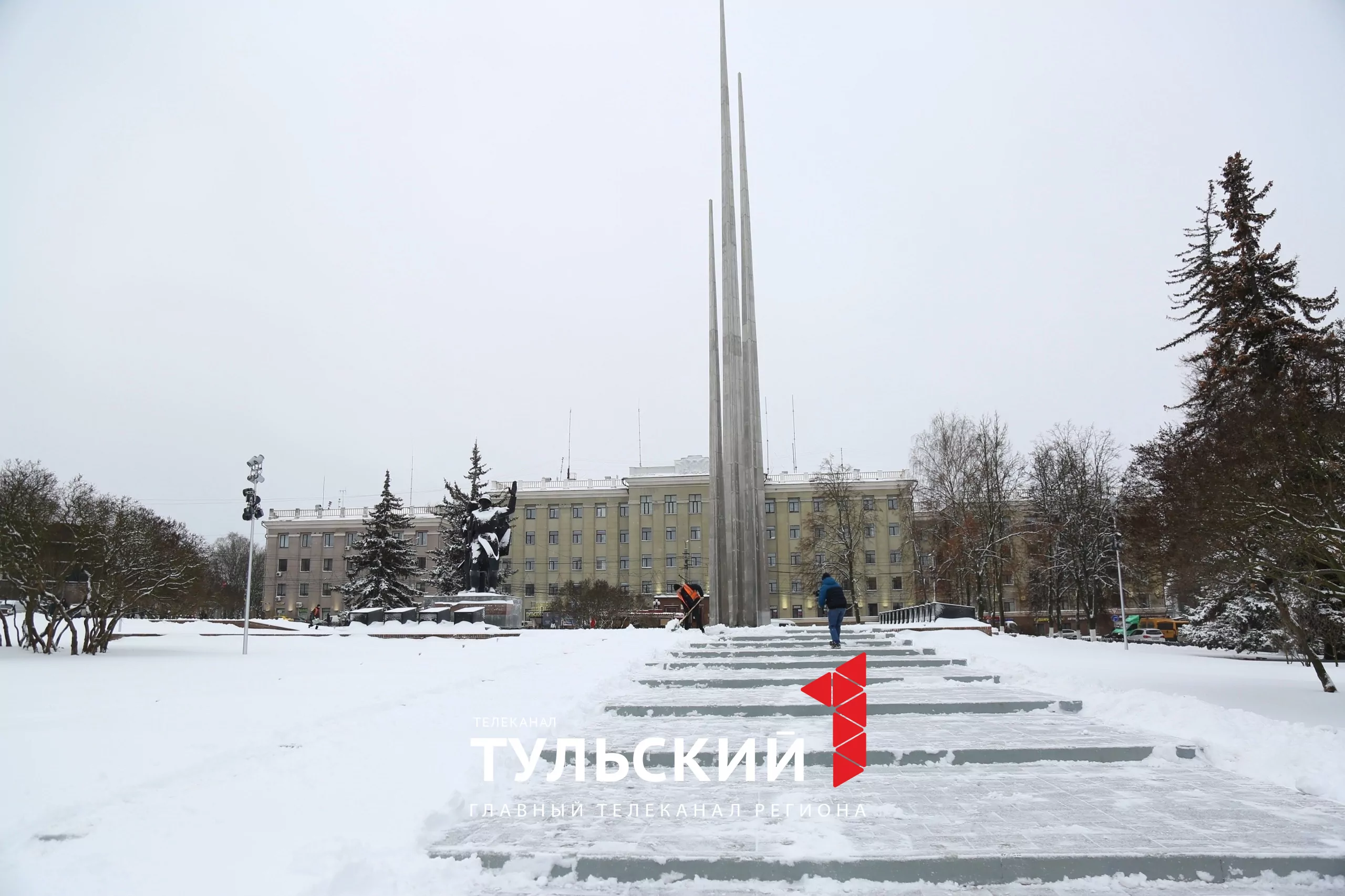 Как туляки "откапывали" машины и добирались на работу после ночного снегопада: фоторепортаж