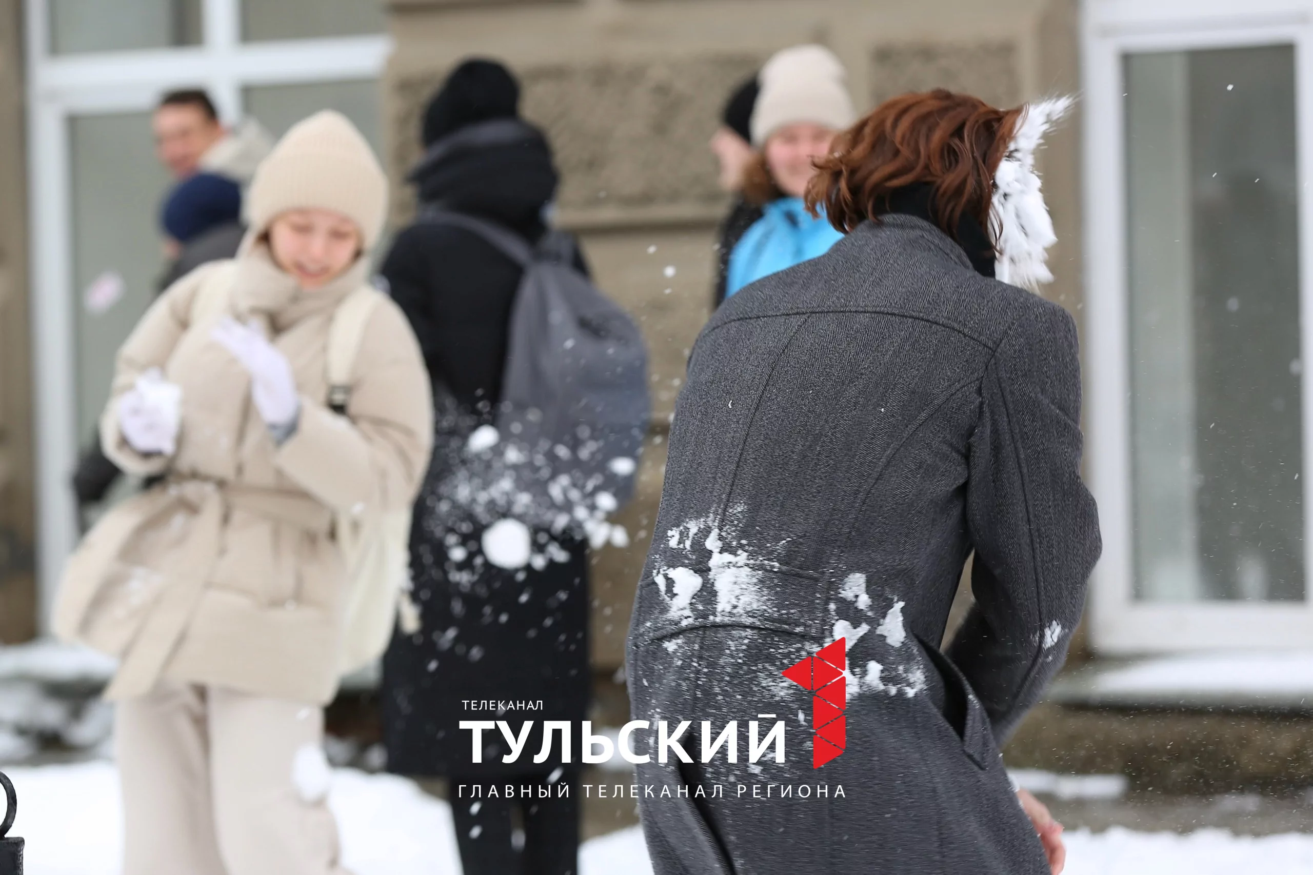 Как туляки "откапывали" машины и добирались на работу после ночного снегопада: фоторепортаж