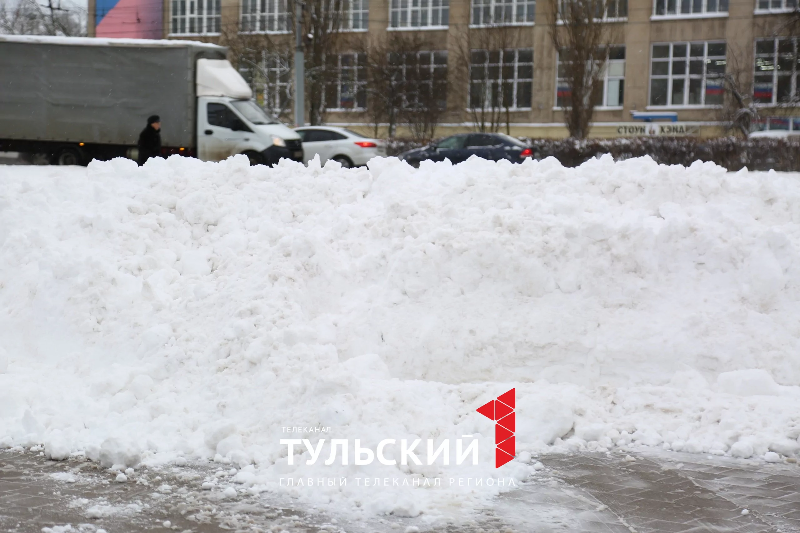 Как туляки "откапывали" машины и добирались на работу после ночного снегопада: фоторепортаж