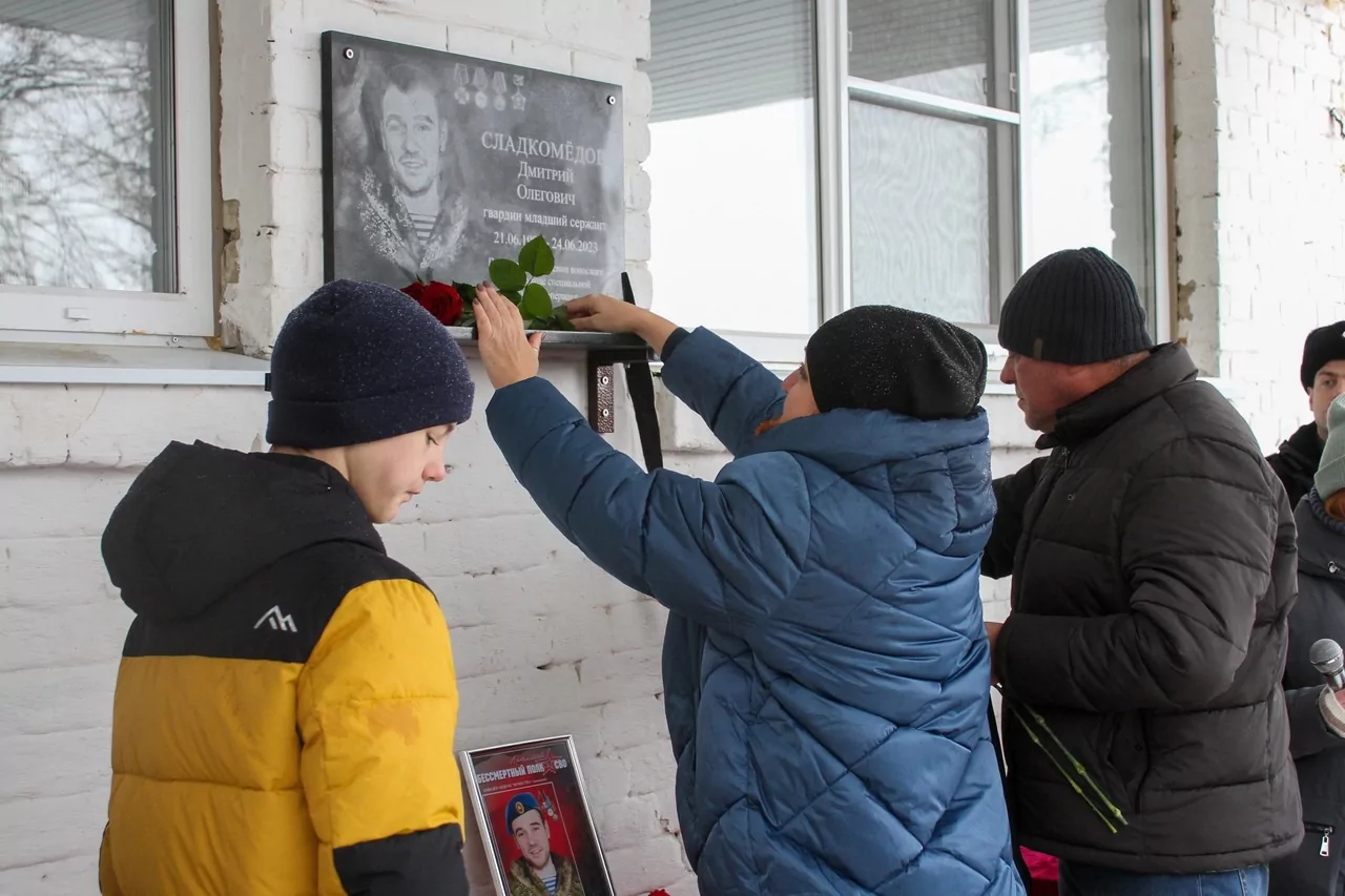 В память о погибшем бойце СВО в Узловской школе открыли мемориальную доску