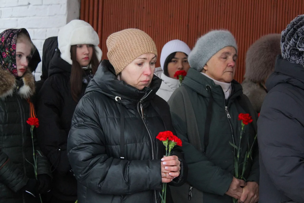 В память о погибшем бойце СВО в Узловской школе открыли мемориальную доску