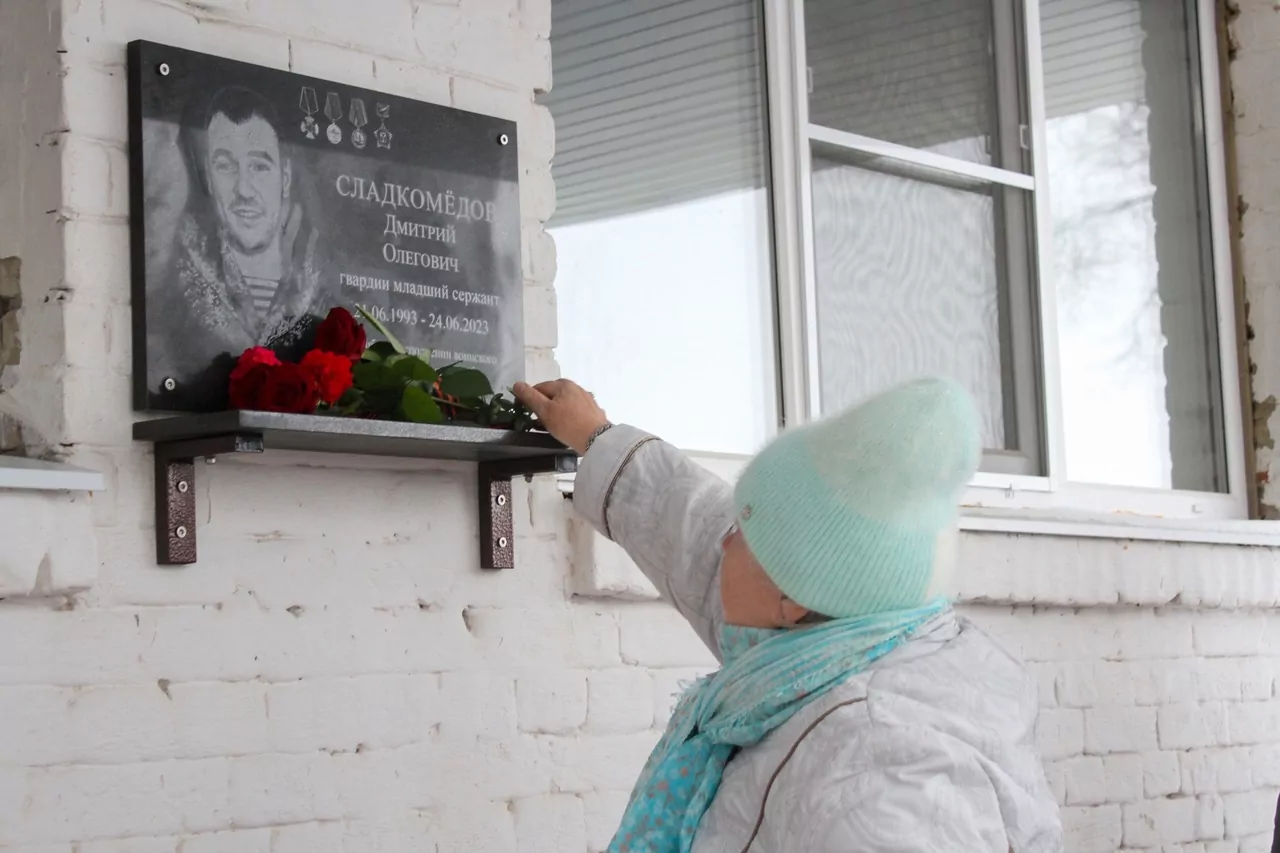 В память о погибшем бойце СВО в Узловской школе открыли мемориальную доску