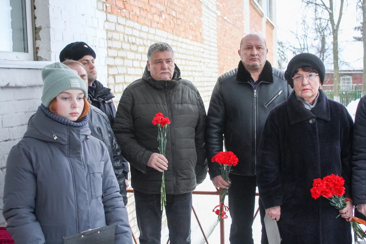 В память о погибшем бойце СВО в Узловской школе открыли мемориальную доску