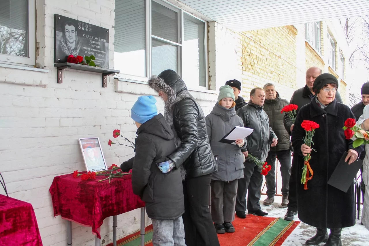 В память о погибшем бойце СВО в Узловской школе открыли мемориальную доску