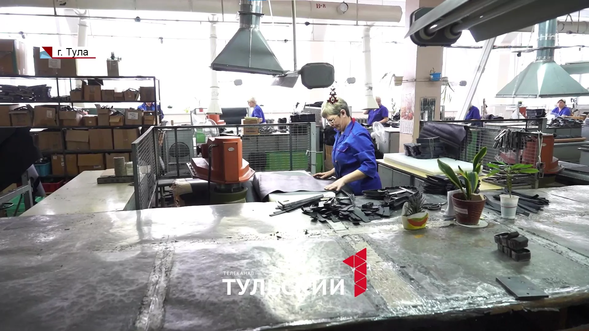 На фабрике в Донском начали выпускать кроссовые берцы для российской армии