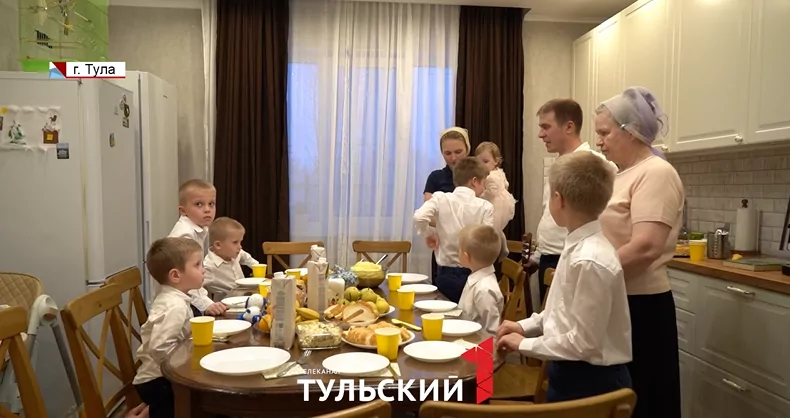 Семье с 8 детьми из Тульской области подарили сертификат на машину