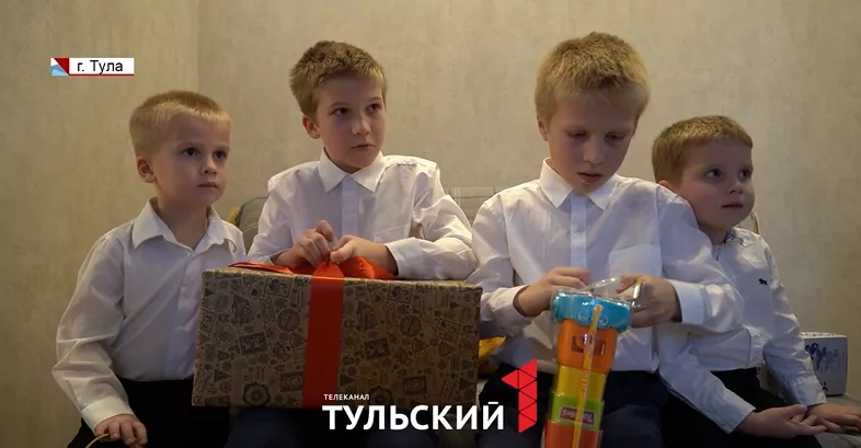 Семье с 8 детьми из Тульской области подарили сертификат на машину