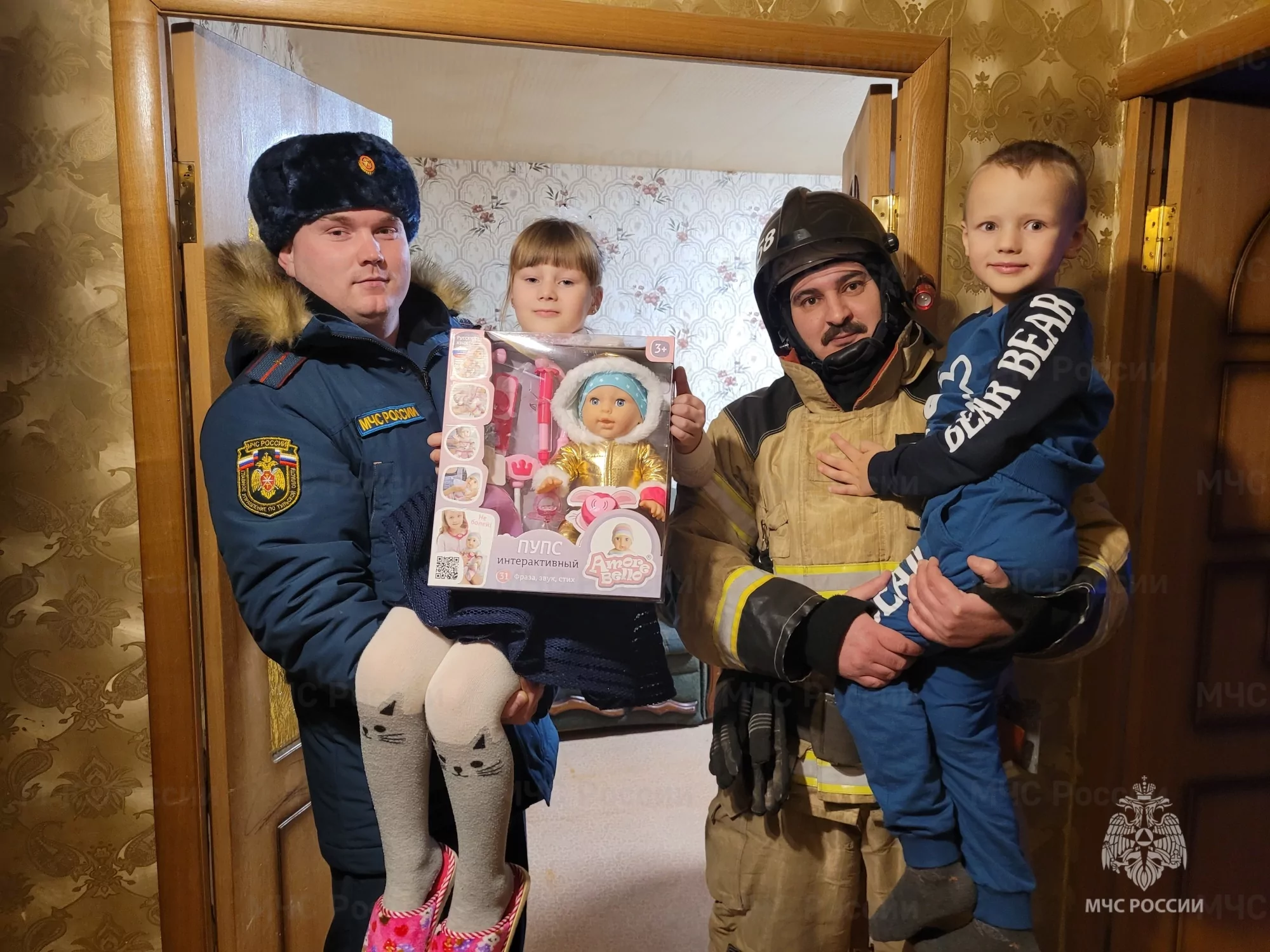 Тульские спасатели исполнили новогодние мечты воспитанников дома ребенка
