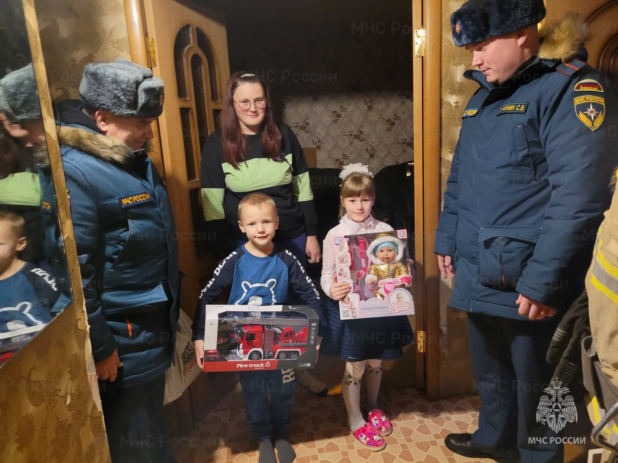 Тульские спасатели исполнили новогодние мечты воспитанников дома ребенка
