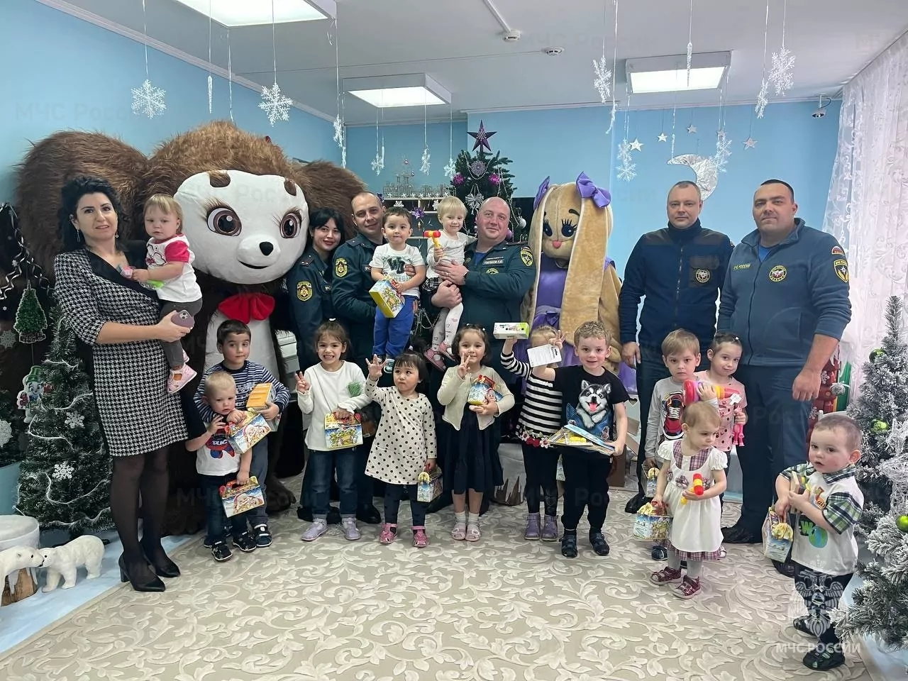 Тульские спасатели исполнили новогодние мечты воспитанников дома ребенка