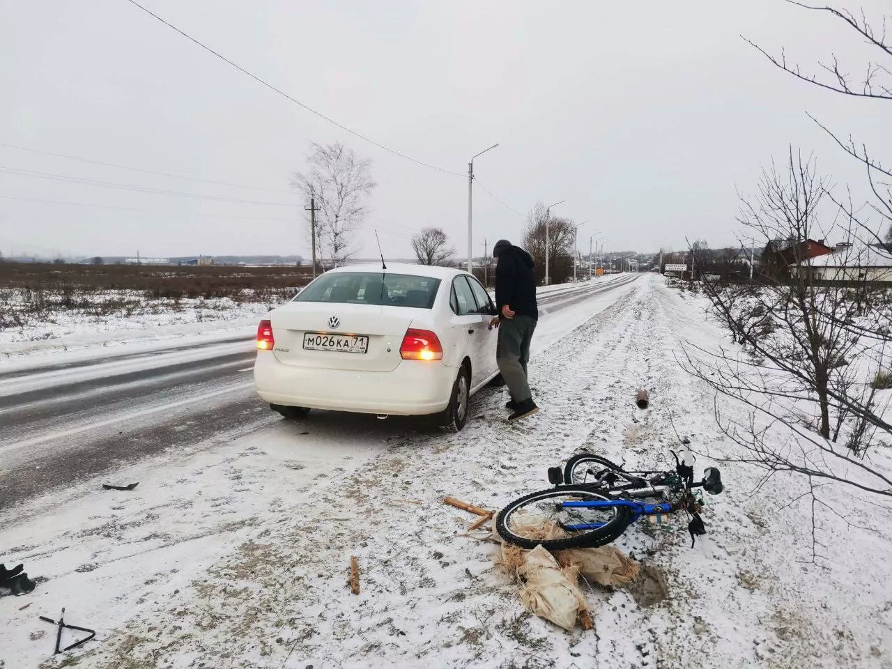 Утром 1 января пешеход с велосипедом попал под колеса иномарки