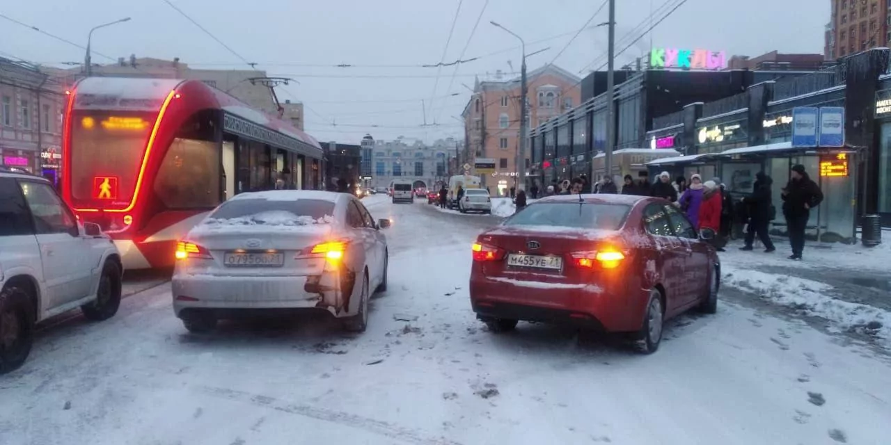 На улице Советской в Туле встали троллейбусы из-за ДТП