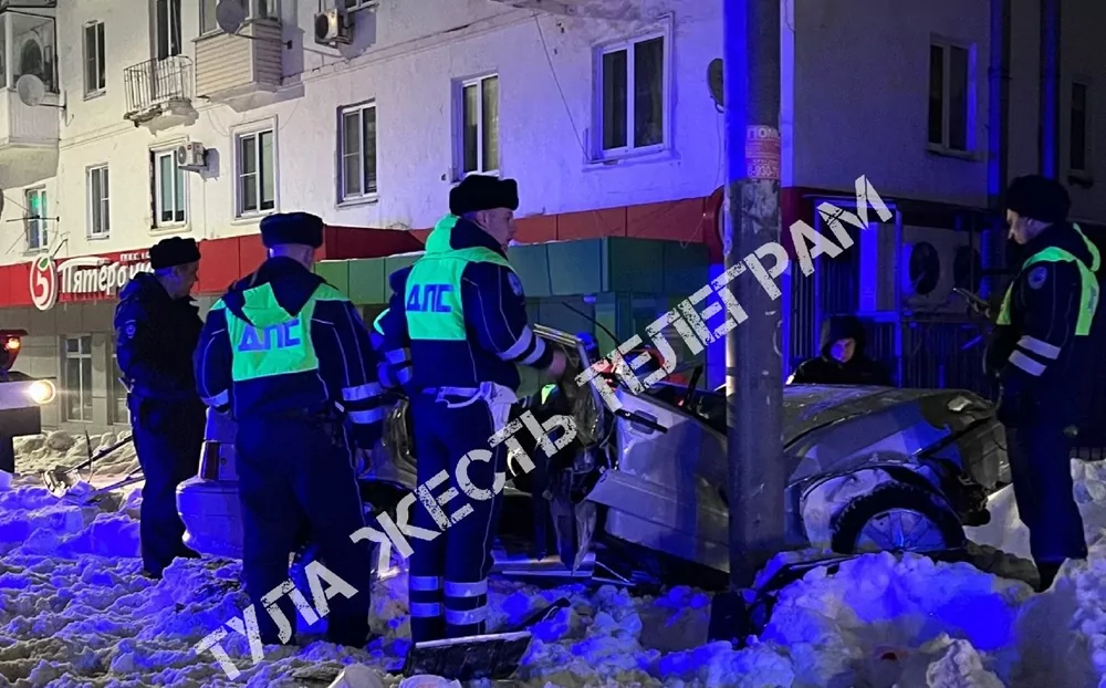 Ночью в Щекино пьяный водитель "ВАЗа" на скорости врезался в столб