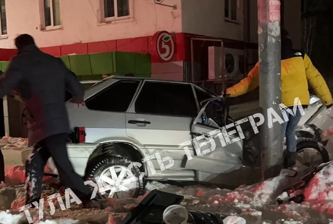 Ночью в Щекино пьяный водитель "ВАЗа" на скорости врезался в столб