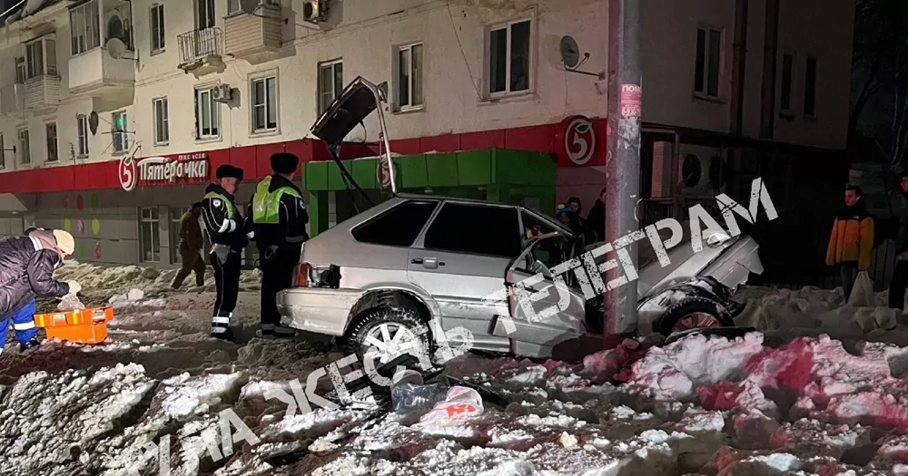 Ночью в Щекино пьяный водитель "ВАЗа" на скорости врезался в столб