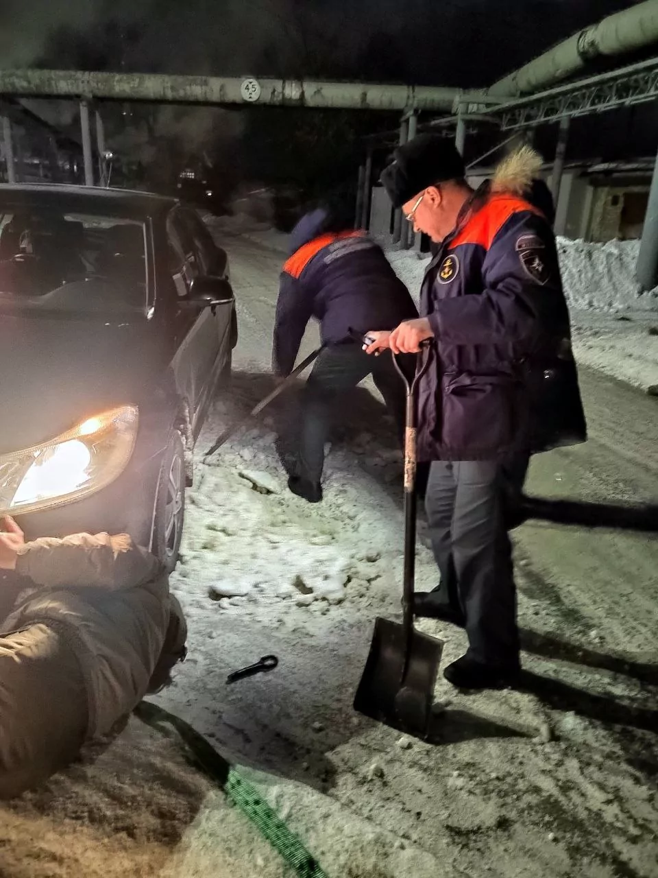 В Ефремове спасатели помогли многодетной маме вытащить застрявшую в снегу машину