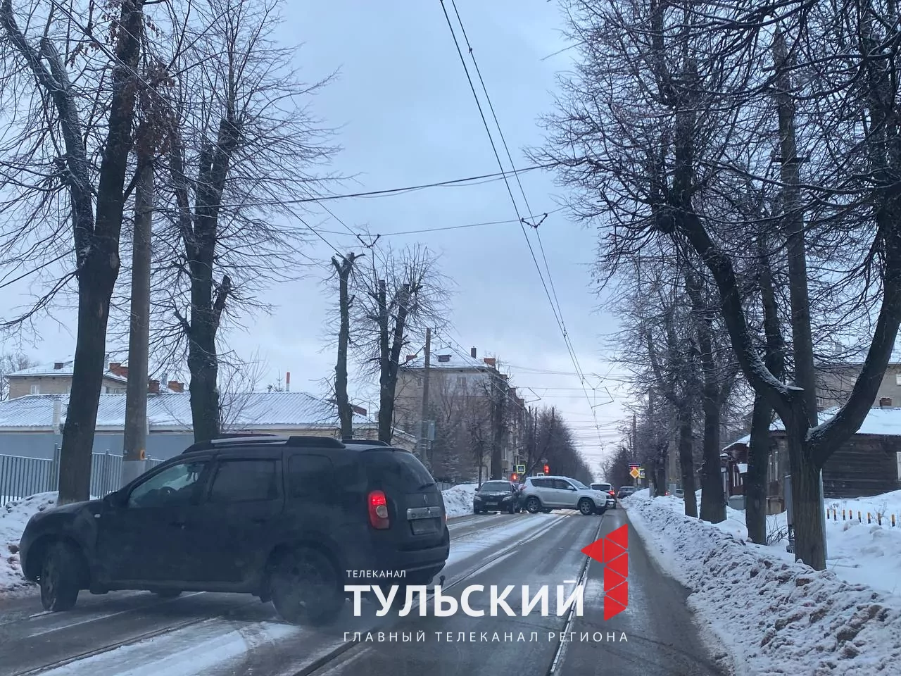 На трамвайных путях на улице Фридриха Энгельса в Туле столкнулись автомобили