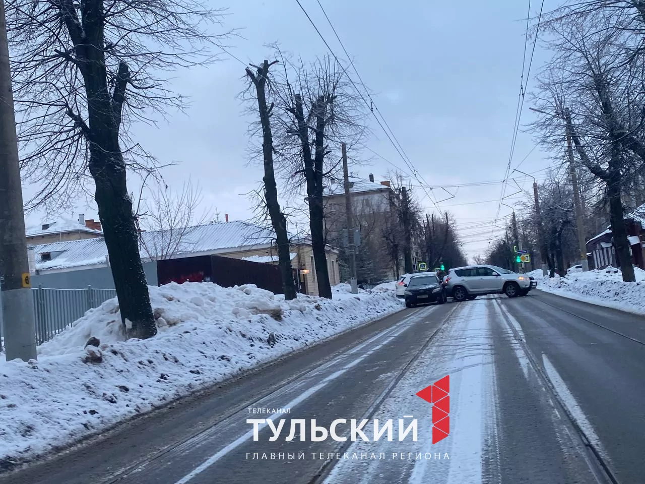 На трамвайных путях на улице Фридриха Энгельса в Туле столкнулись автомобили