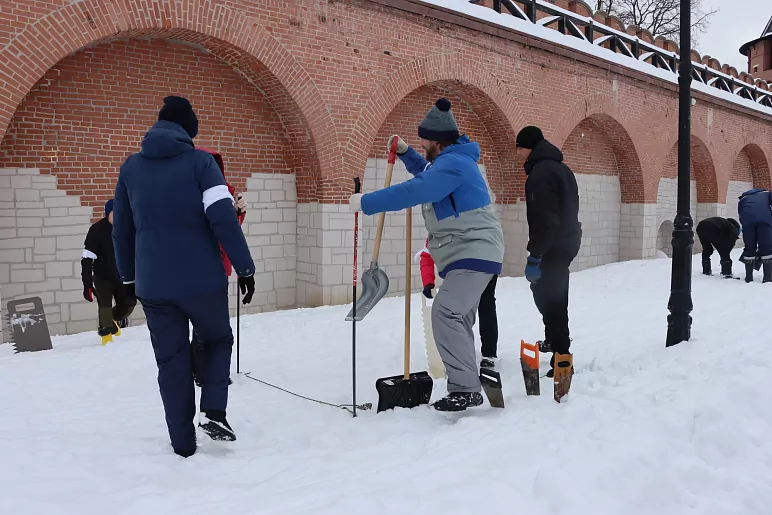 В Тульском кремле прошли соревнования по постройке снежных хижин