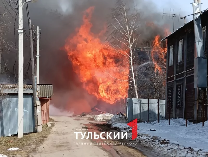 В Туле на улице Скуратовской загорелся заброшенный дом