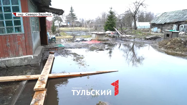 300 ведер за 2 дня: в Донском растаявший снег затопил целую улицу