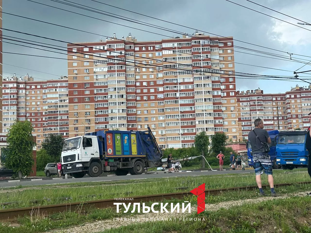 В Туле на проспекте Ленина мусоровоз снес столб