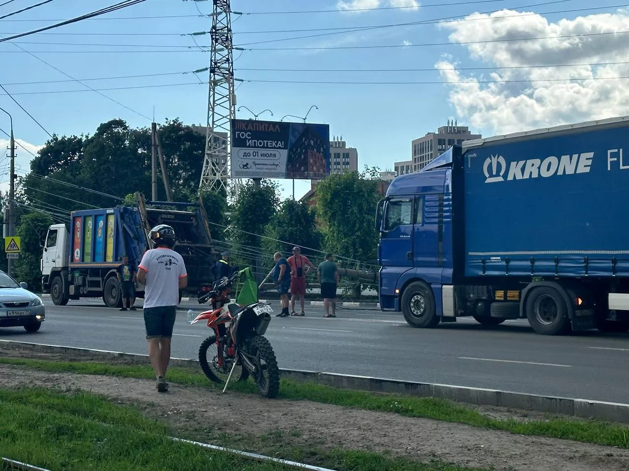 В Туле на проспекте Ленина мусоровоз снес столб