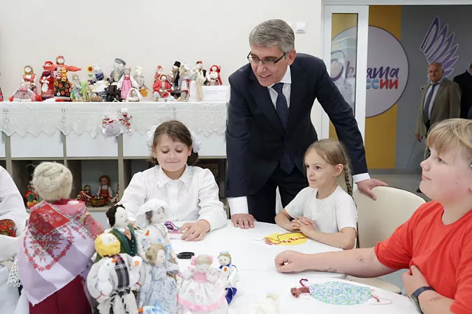 В Туле школьники подарили Дмитрию Миляеву самодельные игрушки