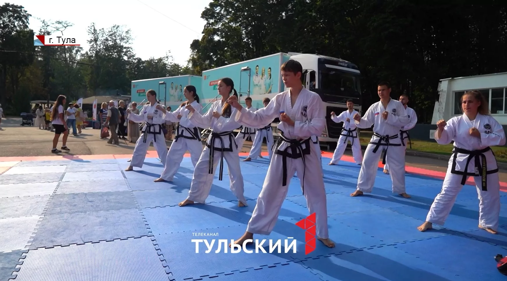 Центральный парк Тулы на один день превратился в медицинский центр и площадку для спорта