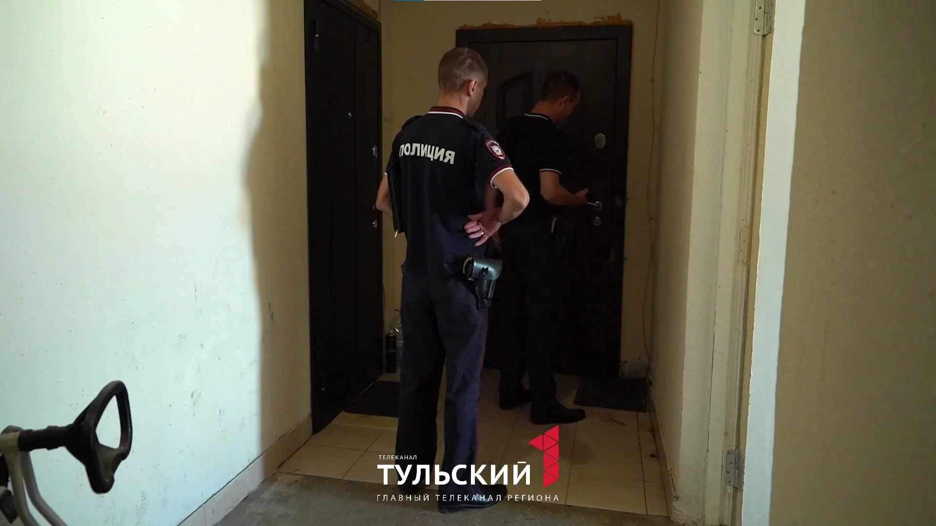 На улице Хворостухина неизвестный выбрасывал мебель с 16 этажа