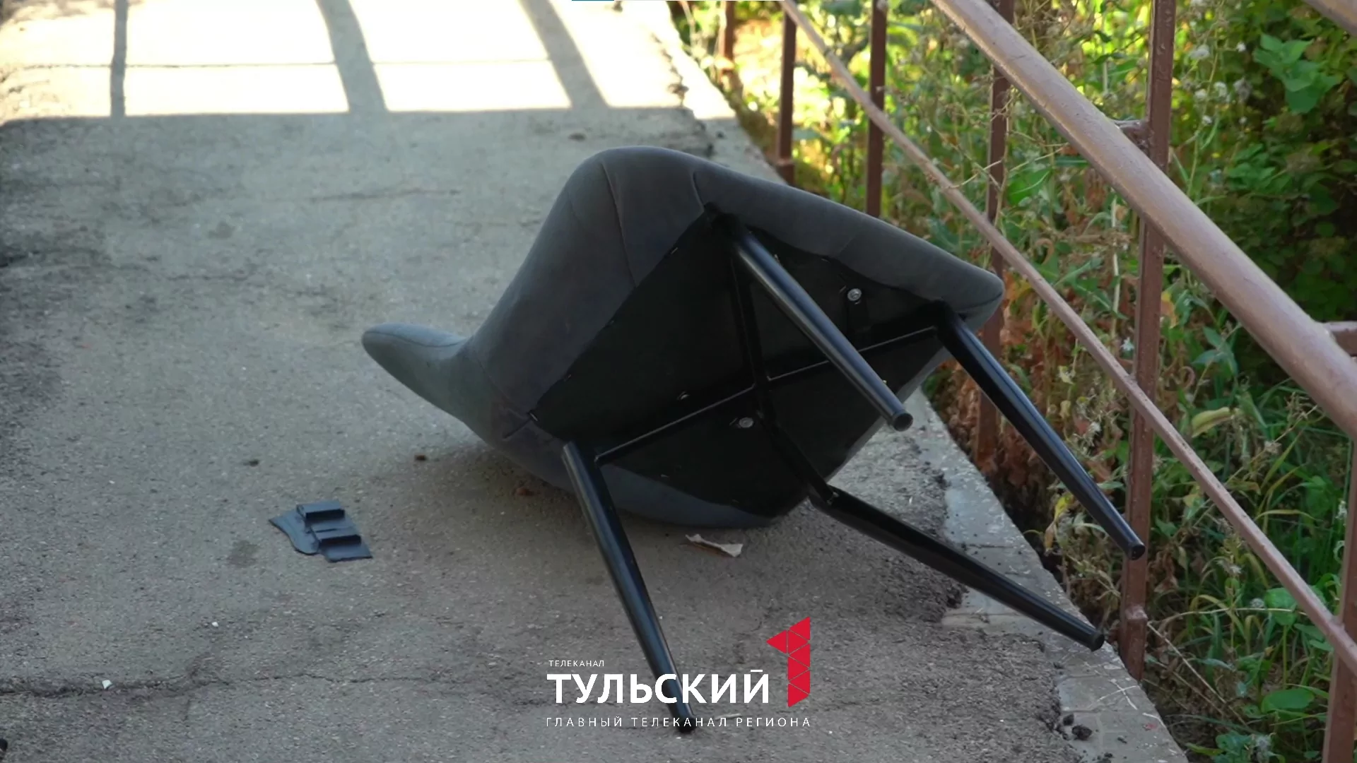 На улице Хворостухина неизвестный выбрасывал мебель с 16 этажа