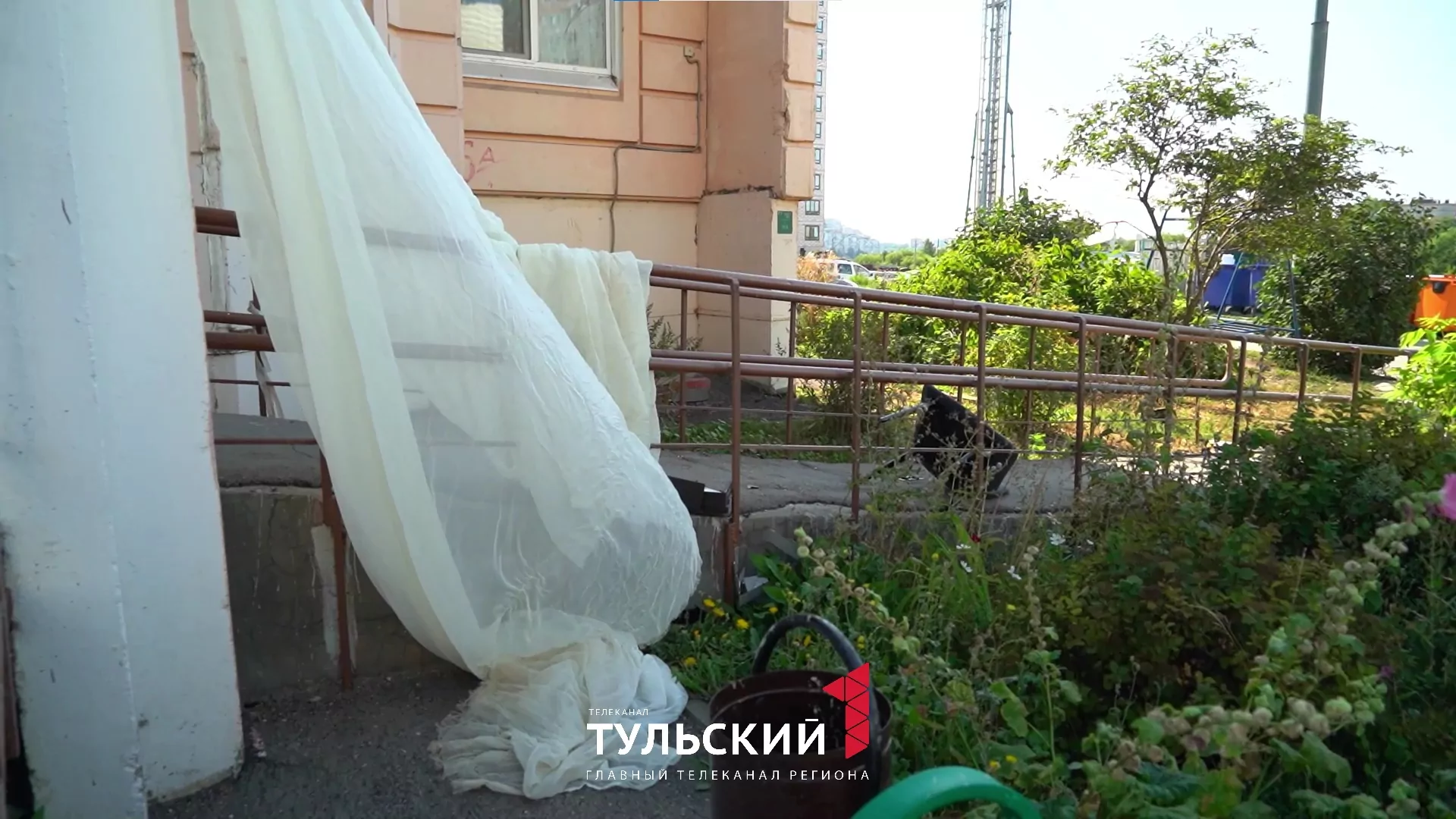На улице Хворостухина неизвестный выбрасывал мебель с 16 этажа