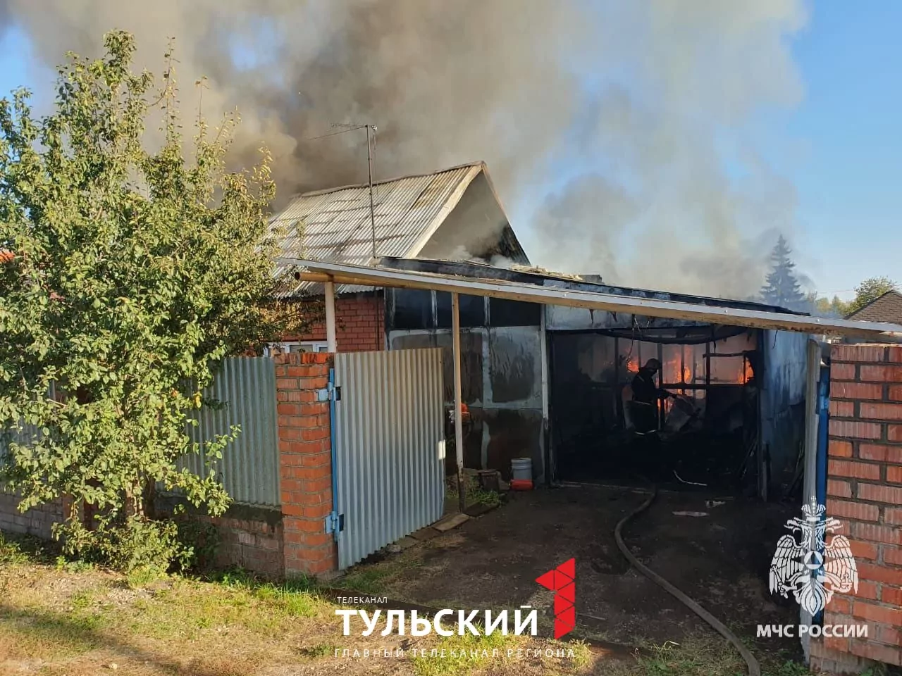 В Щекине на улице Комсомольской загорелся дом