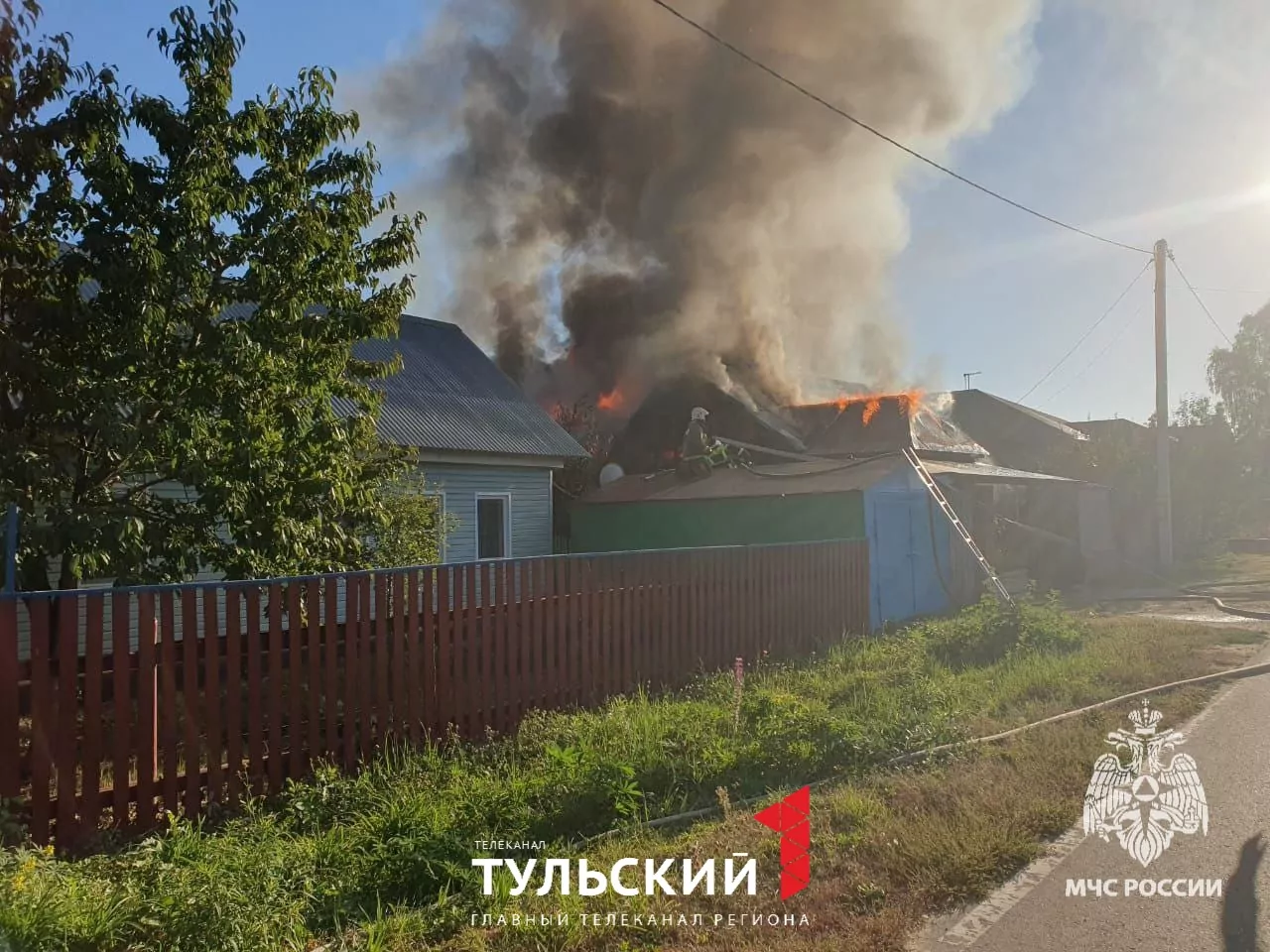 В Щекине на улице Комсомольской загорелся дом