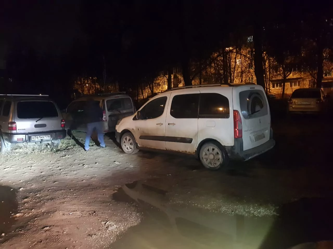 В Алексине водитель без прав на ходу выпрыгнул из машины и попытался убежать от полицейских
