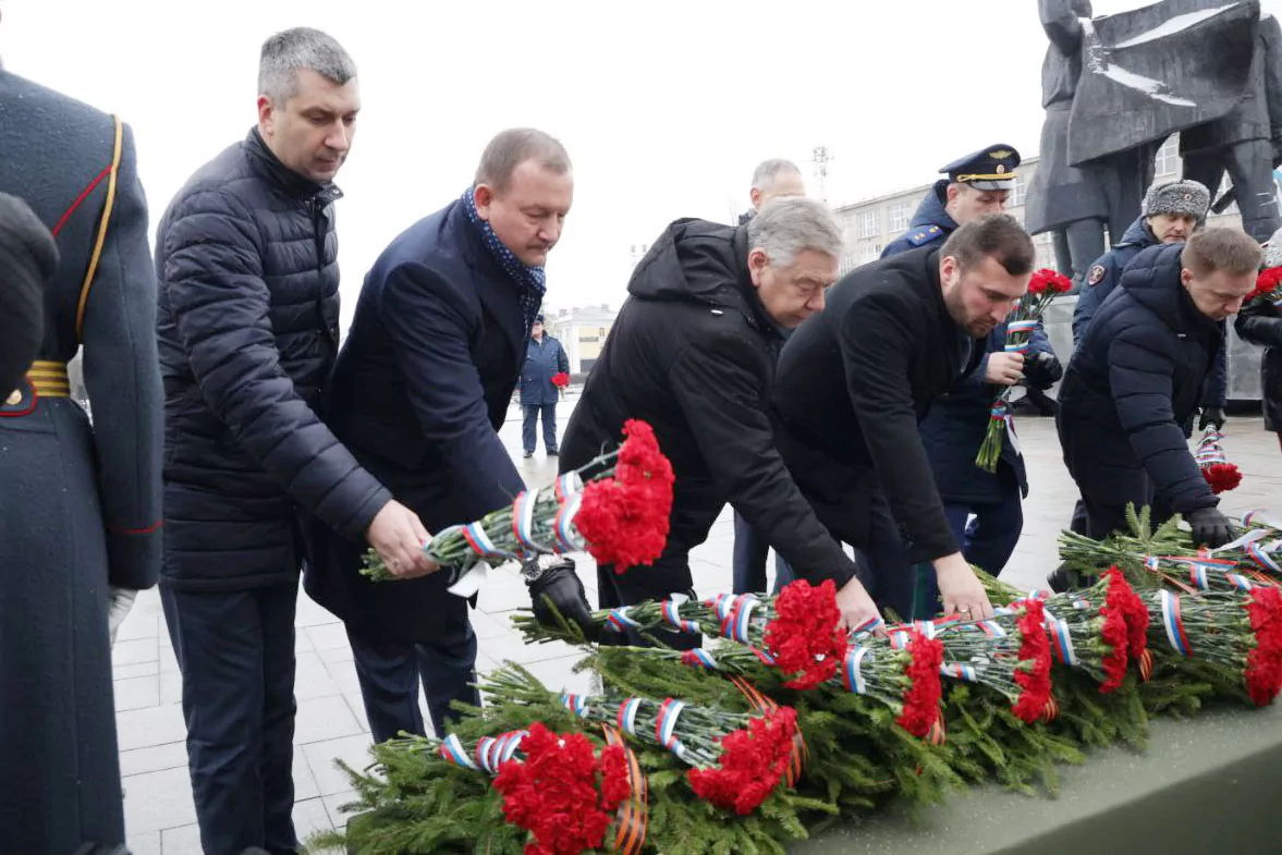 Дмитрий Миляев возложил цветы к Вечному огню в честь 83-летия обороны Тулы