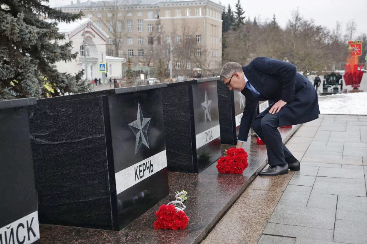 Дмитрий Миляев возложил цветы к Вечному огню в честь 83-летия обороны Тулы