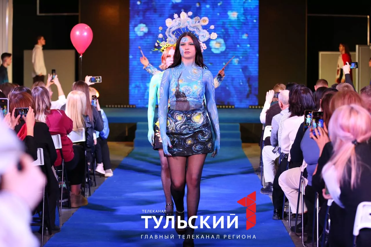 Юные дизайнеры в Туле представили костюмы Барби и Матушки России