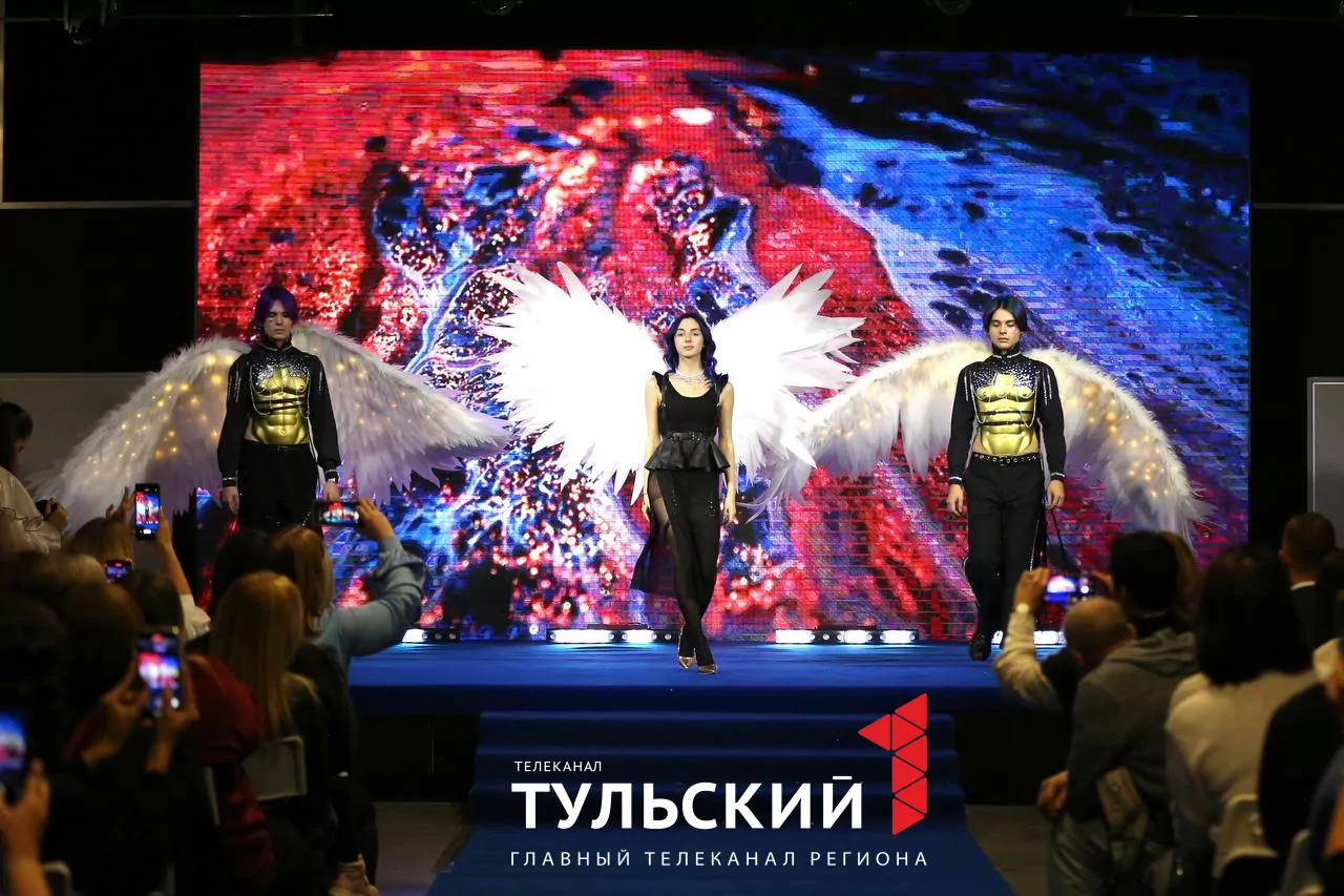Юные дизайнеры в Туле представили костюмы Барби и Матушки России