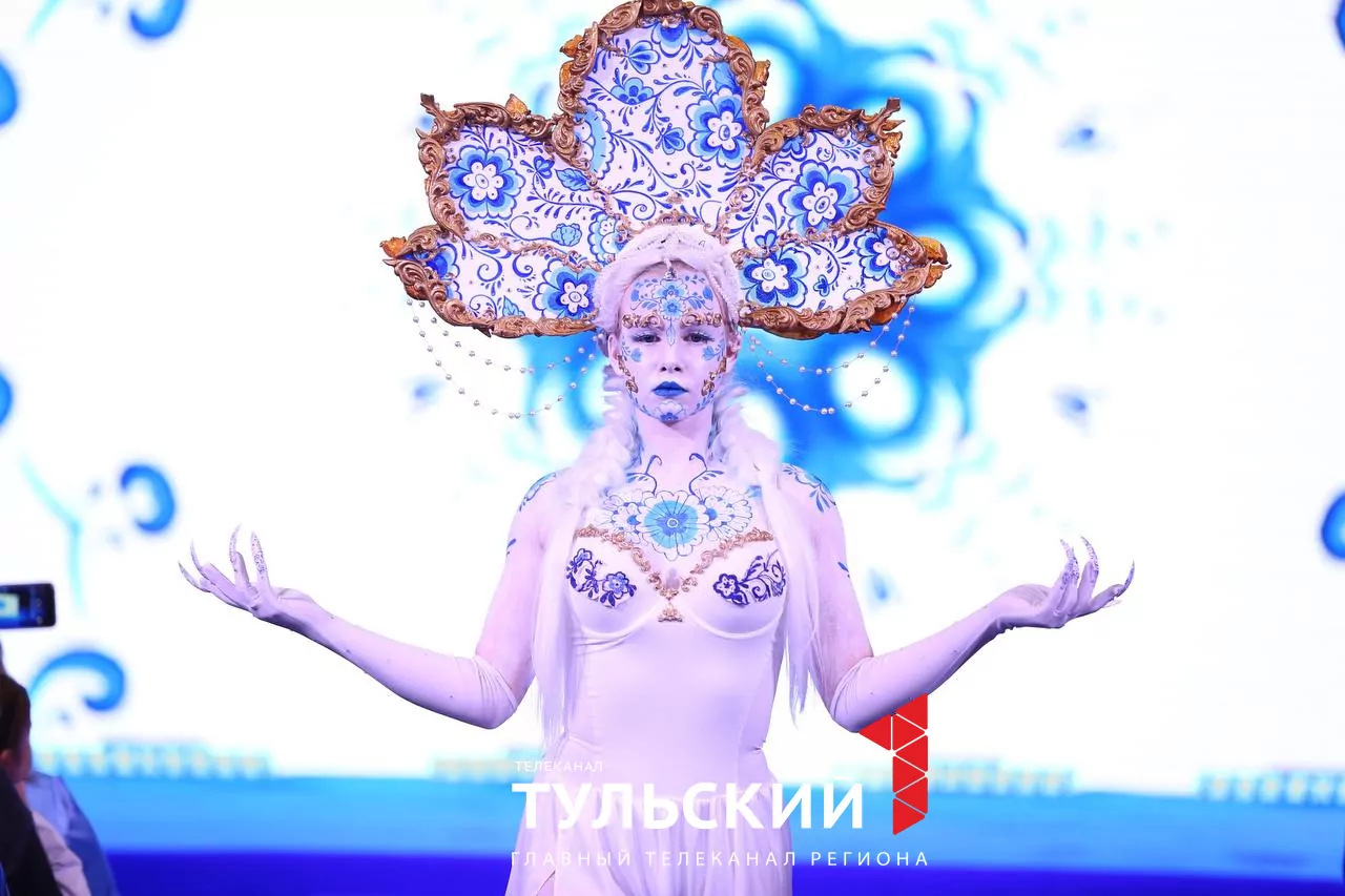 Юные дизайнеры в Туле представили костюмы Барби и Матушки России