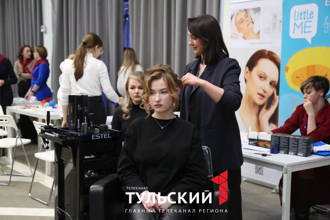 Юные дизайнеры в Туле представили костюмы Барби и Матушки России