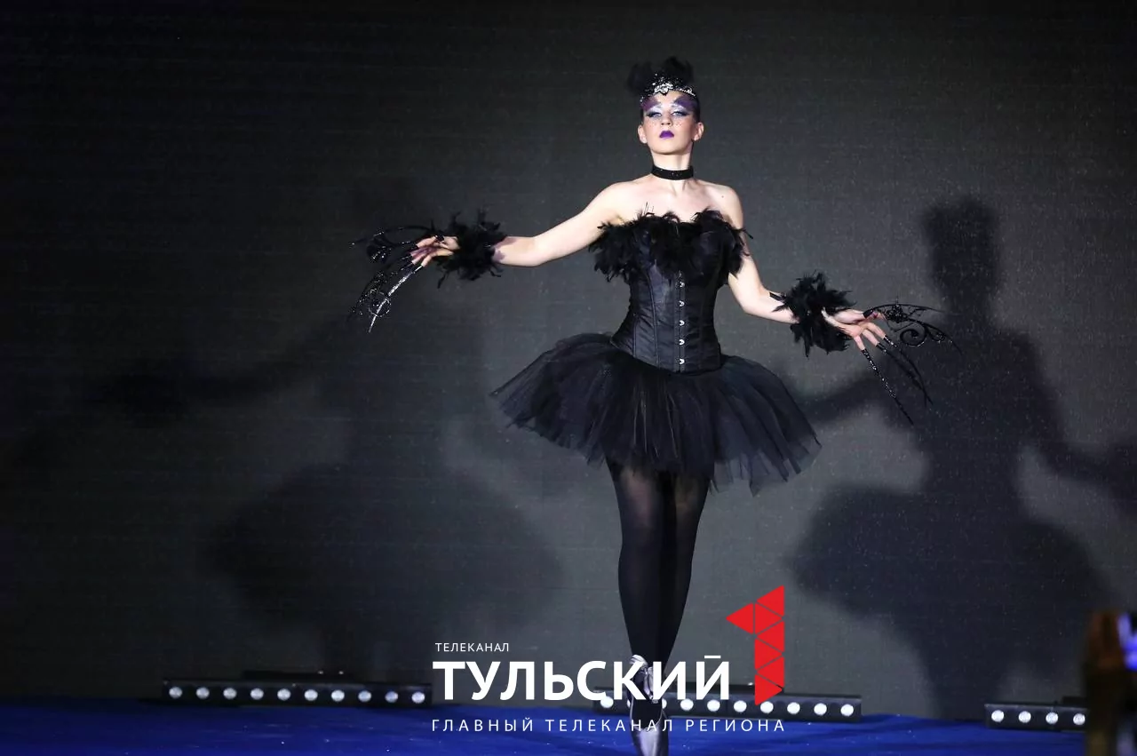 Юные дизайнеры в Туле представили костюмы Барби и Матушки России