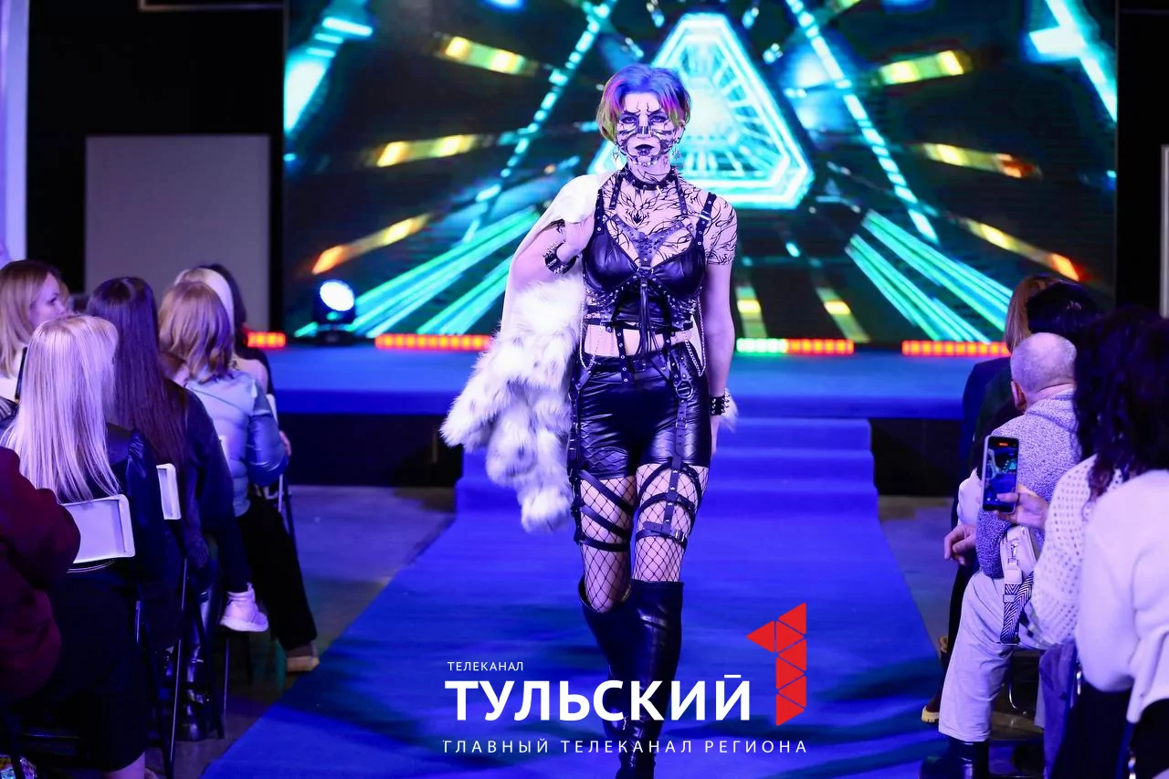 Юные дизайнеры в Туле представили костюмы Барби и Матушки России