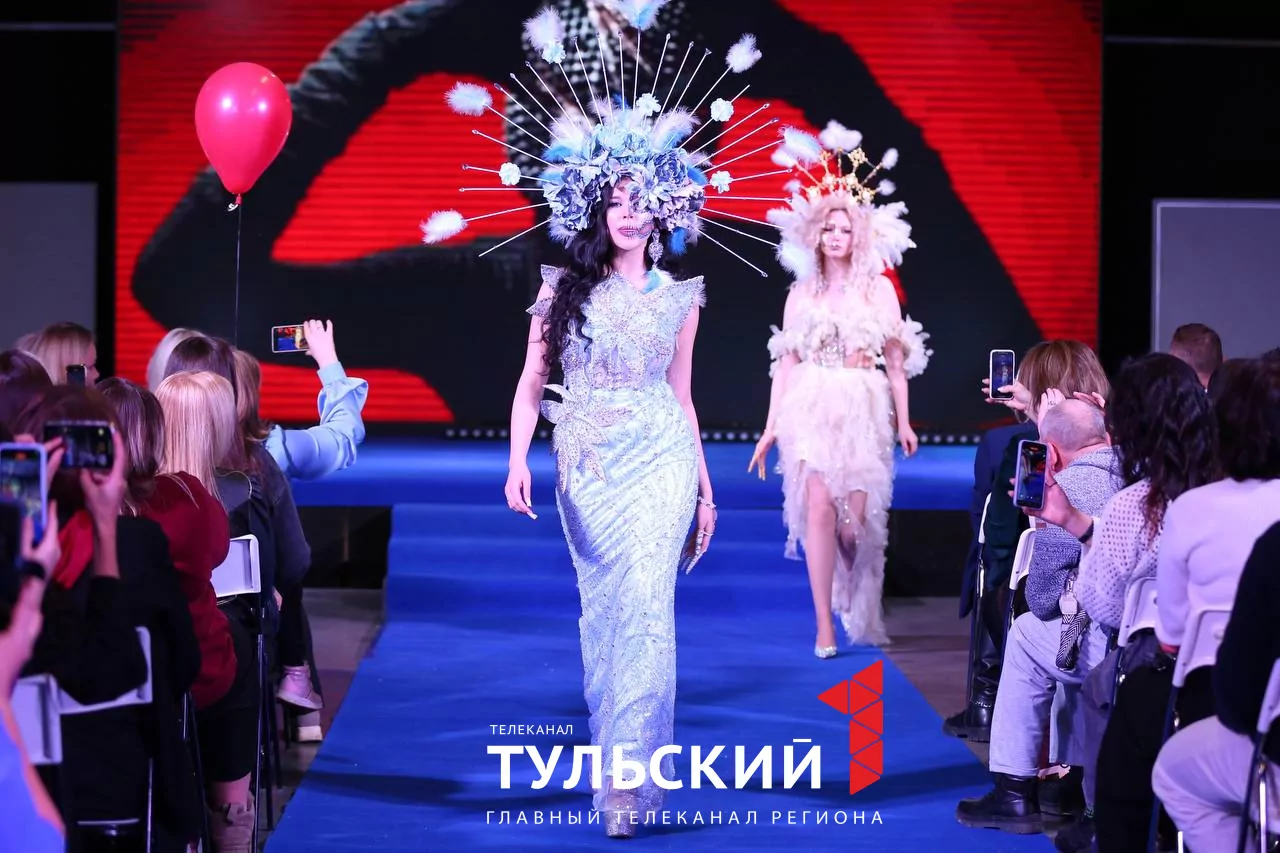 Юные дизайнеры в Туле представили костюмы Барби и Матушки России