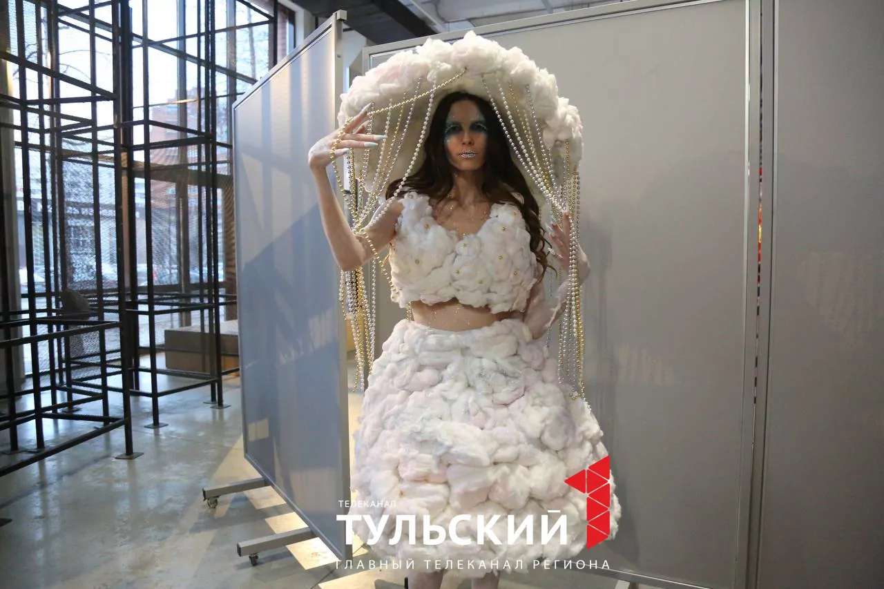 Юные дизайнеры в Туле представили костюмы Барби и Матушки России