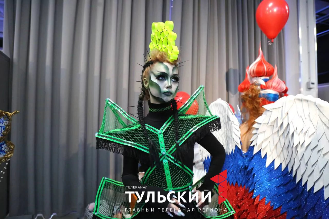 Юные дизайнеры в Туле представили костюмы Барби и Матушки России