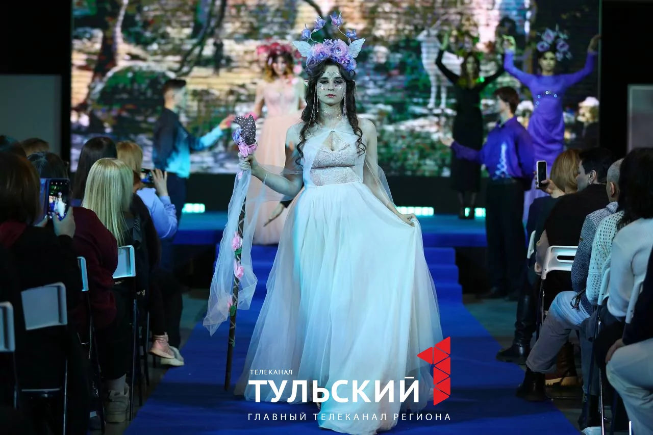Юные дизайнеры в Туле представили костюмы Барби и Матушки России