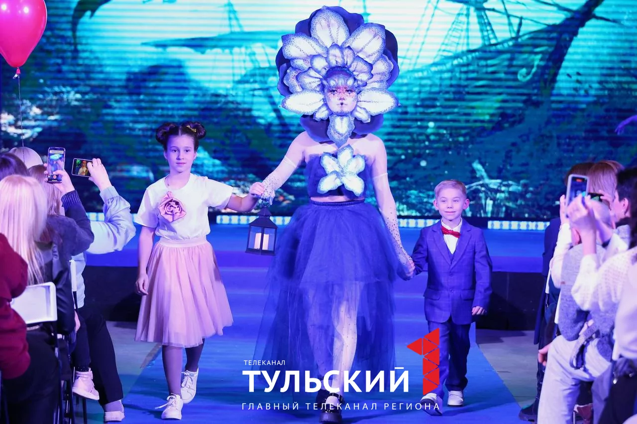 Юные дизайнеры в Туле представили костюмы Барби и Матушки России