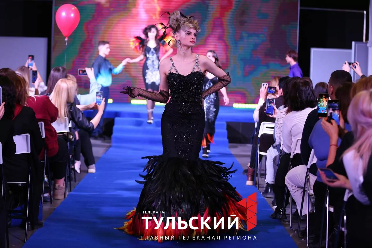 Юные дизайнеры в Туле представили костюмы Барби и Матушки России