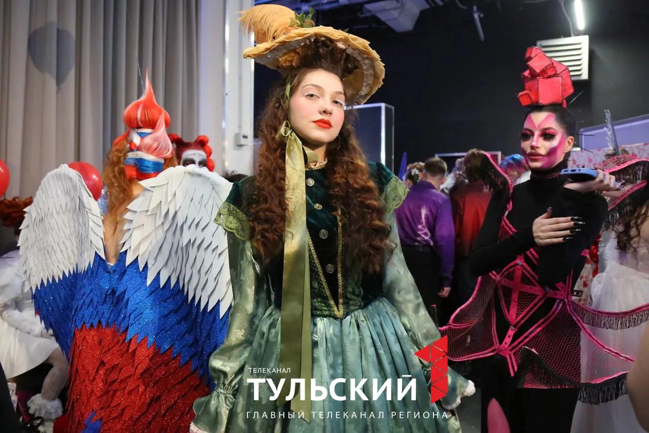 Юные дизайнеры в Туле представили костюмы Барби и Матушки России